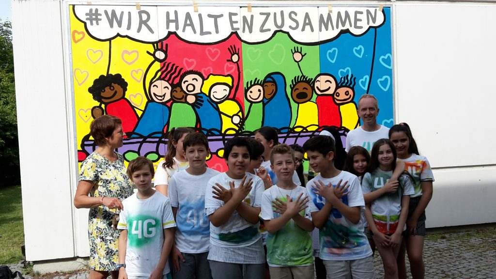 Kunstprojekt Pausenhofbild  „Wir halten zusammen“