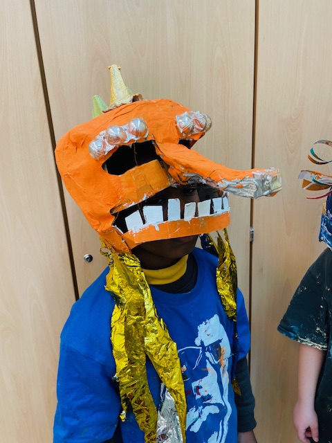 Maske aus den ersten Klassen